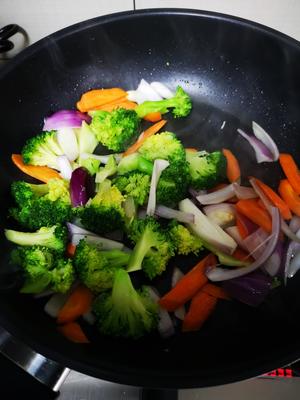 蚝油杂蔬（西兰花，洋葱，胡萝卜）的做法 步骤5