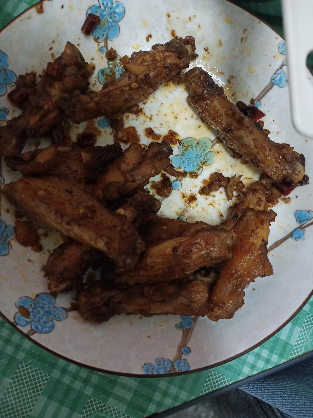 蒜香浓郁，鲜嫩多汁的蒜香鸡翅