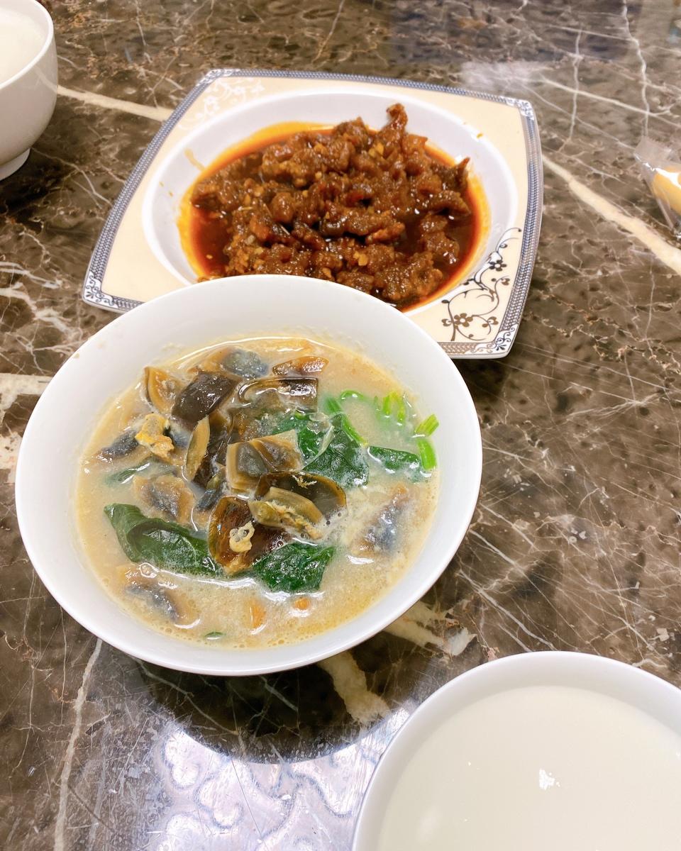 浇汁皮蛋菠菜