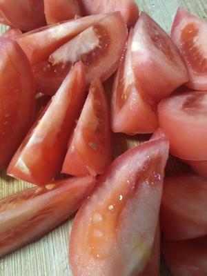 快手家常菜～超简单，超开胃，超下饭的酸汤番茄🍅肥牛金针菇的做法 步骤2