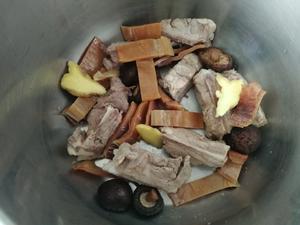 鱿鱼干贝萝卜排骨汤的做法 步骤2