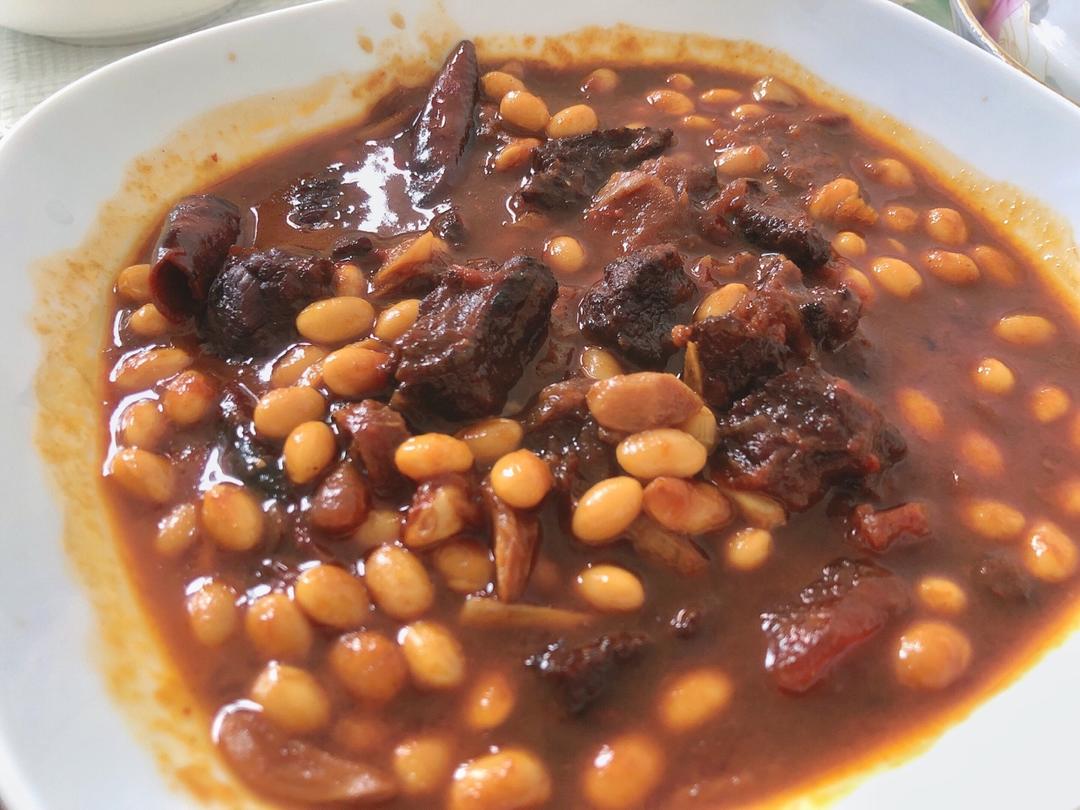 《黄豆焖牛腩》