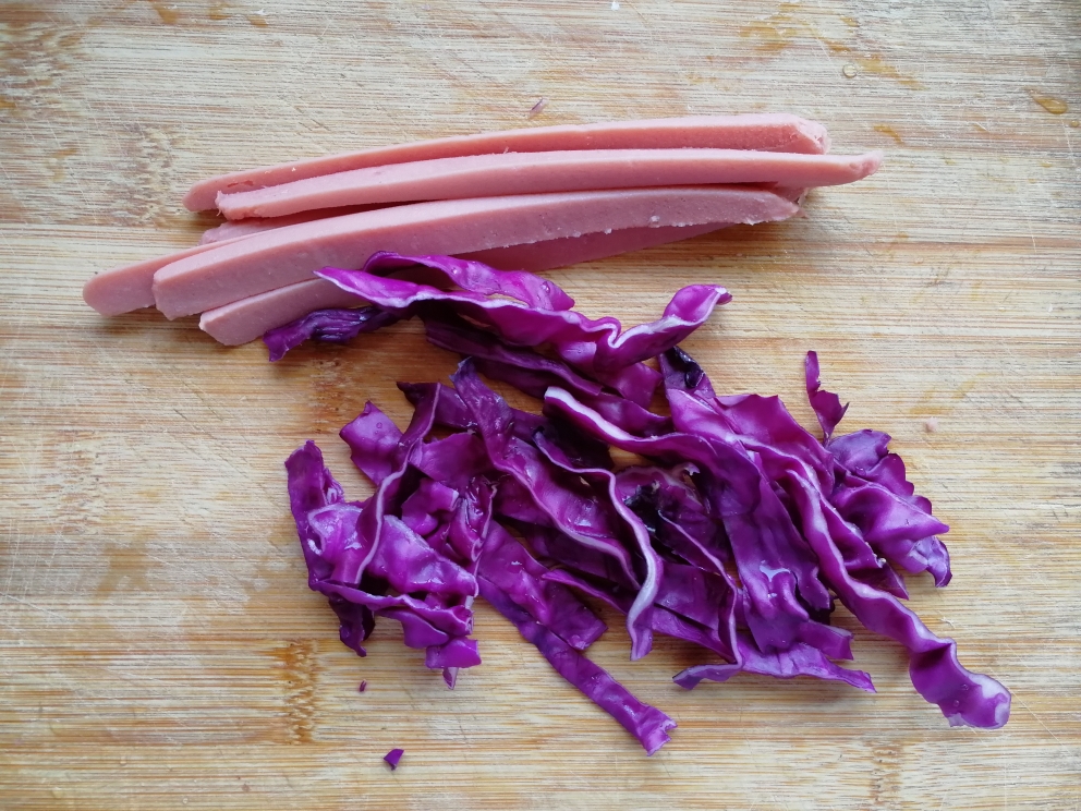 紫甘蓝黑米寿司卷的做法 步骤2