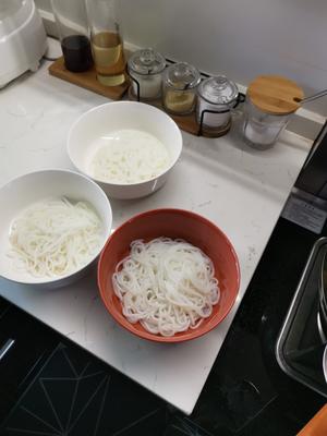 酸汤虾仁豆干米线，非非菜谱的做法 步骤9