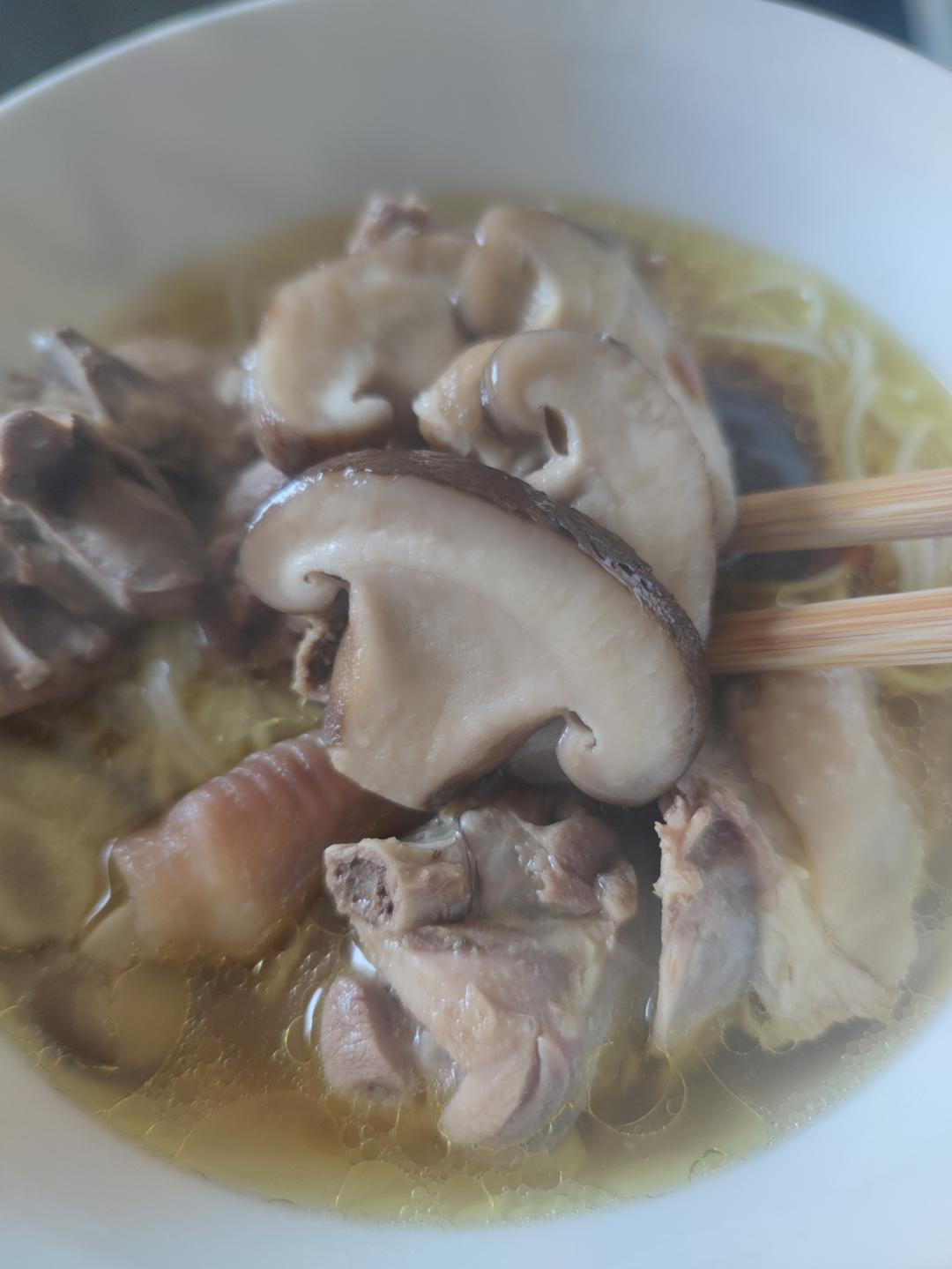奶奶教的鲜香肥美香菇炖鸡汤