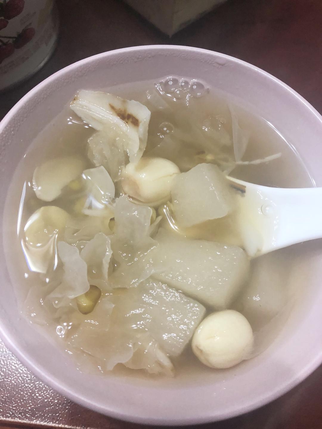 银耳雪梨莲子汤