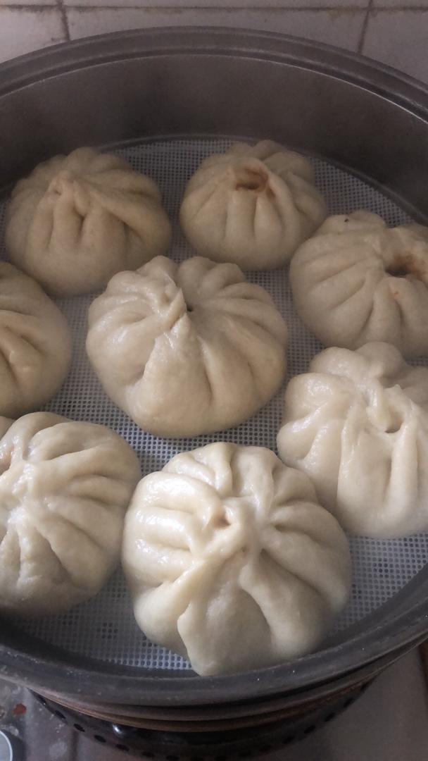 松软多汁的香葱香菇肉包子