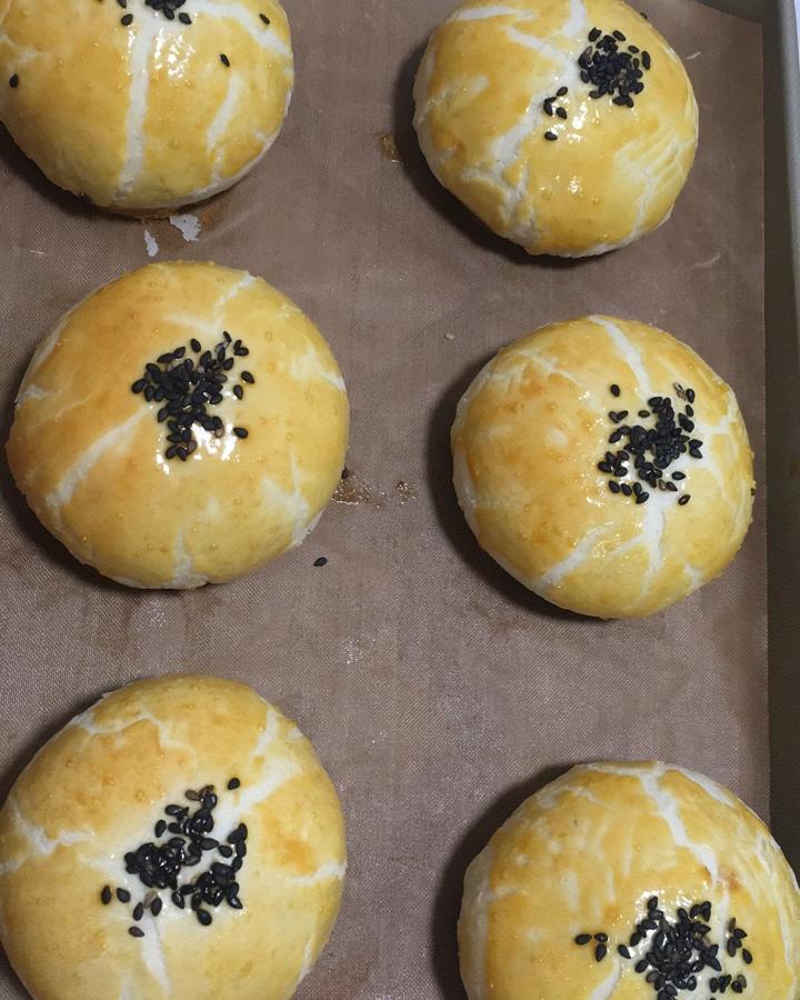 蛋黄酥 Danhuangsu