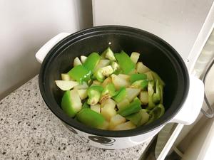 【宿舍版】土豆块炒青椒的做法 步骤3
