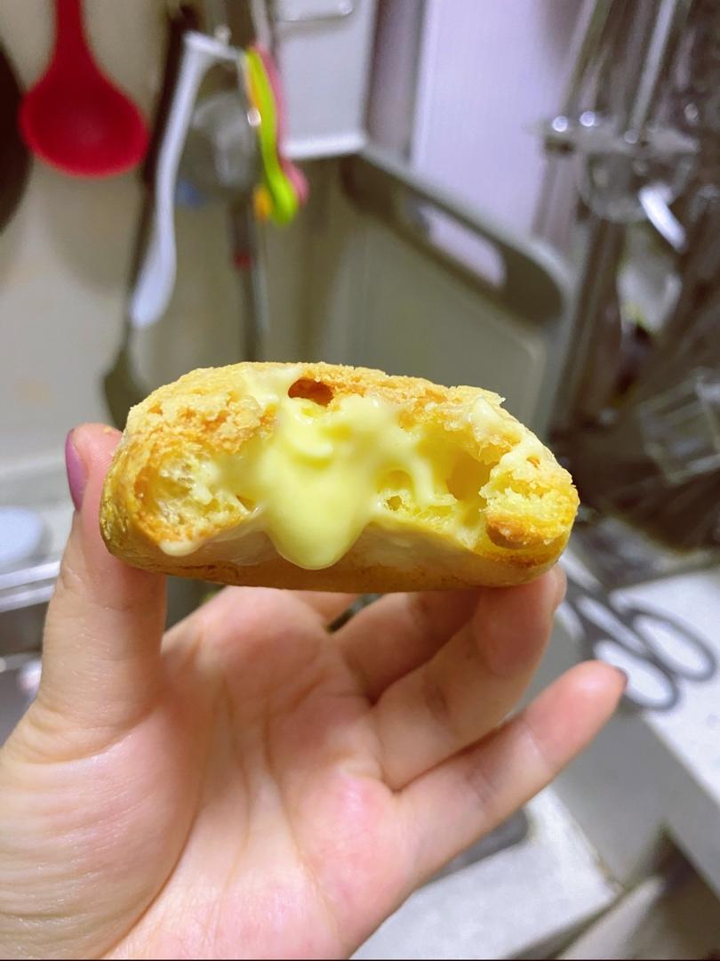 卡仕达，卡仕达酱，香甜可口，细腻顺滑，冷藏后更加冰爽。可做泡芙内馅，涂抹面包。下面的链接是泡芙作品。