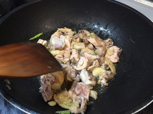 海参鲍鱼焖鸡的做法 步骤4