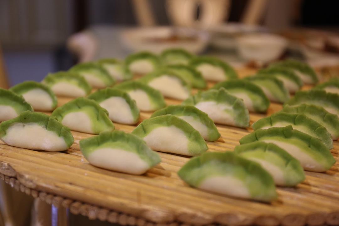 翡翠白玉白菜饺子详细版（附翡翠白玉白菜饺子包法，翡翠白玉饺子皮两种制法，面包机和面，翡翠白玉烧卖，各种馅料搭配）