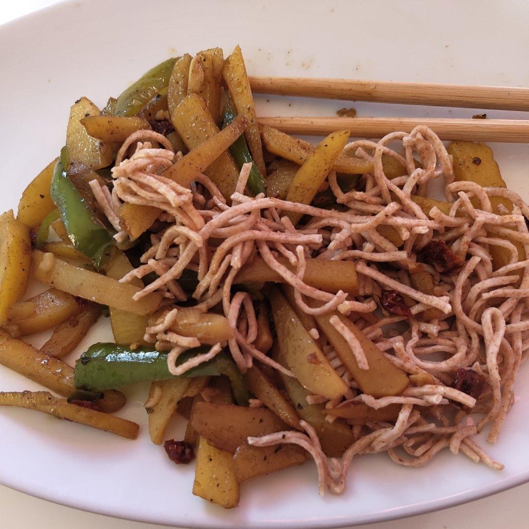 好吃又方便的青椒土豆丝，来喽！