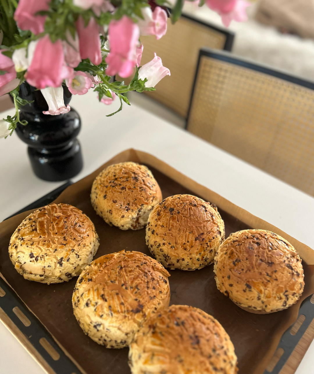 做100款面包の12：在家开茶餐厅!港式菠萝包 –不划格子自然裂开的香酥脆皮！菠萝油/酥皮包