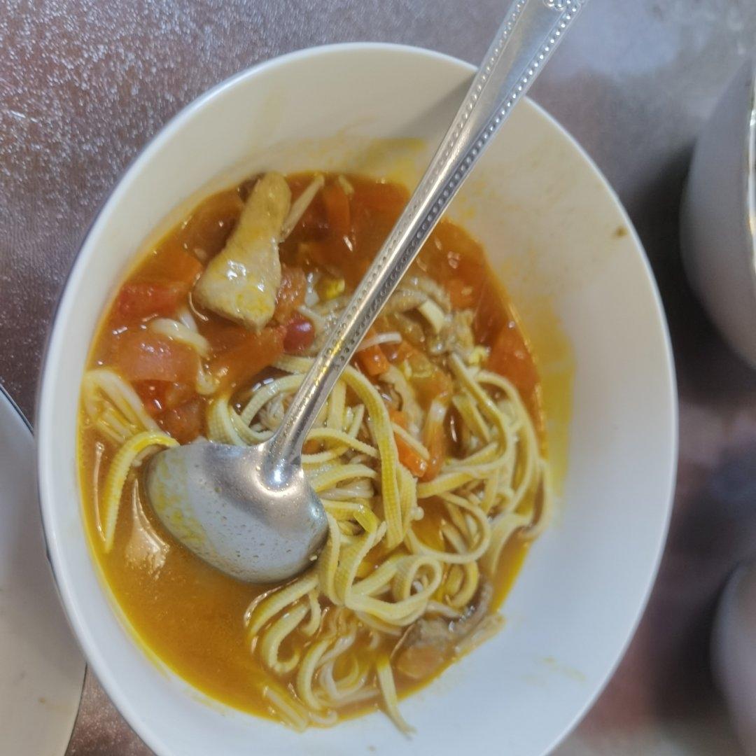 西红柿金针菇豆皮汤