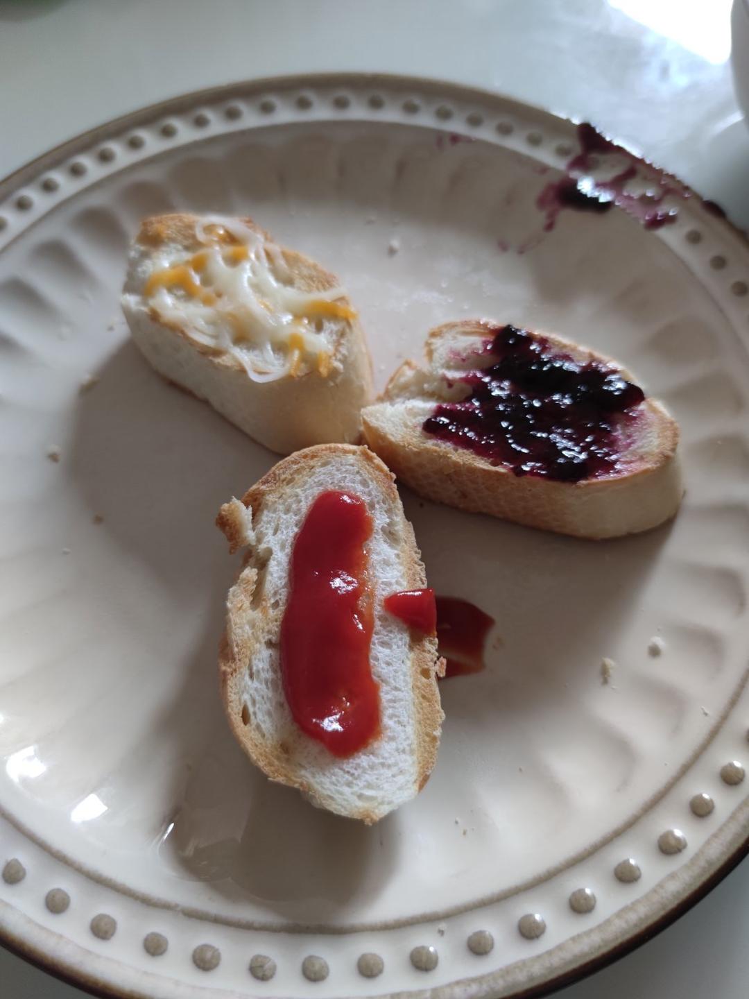 法棍的三种吃法：蒜香法棍，蜂蜜黄油法棍，培根芝士烤法棍