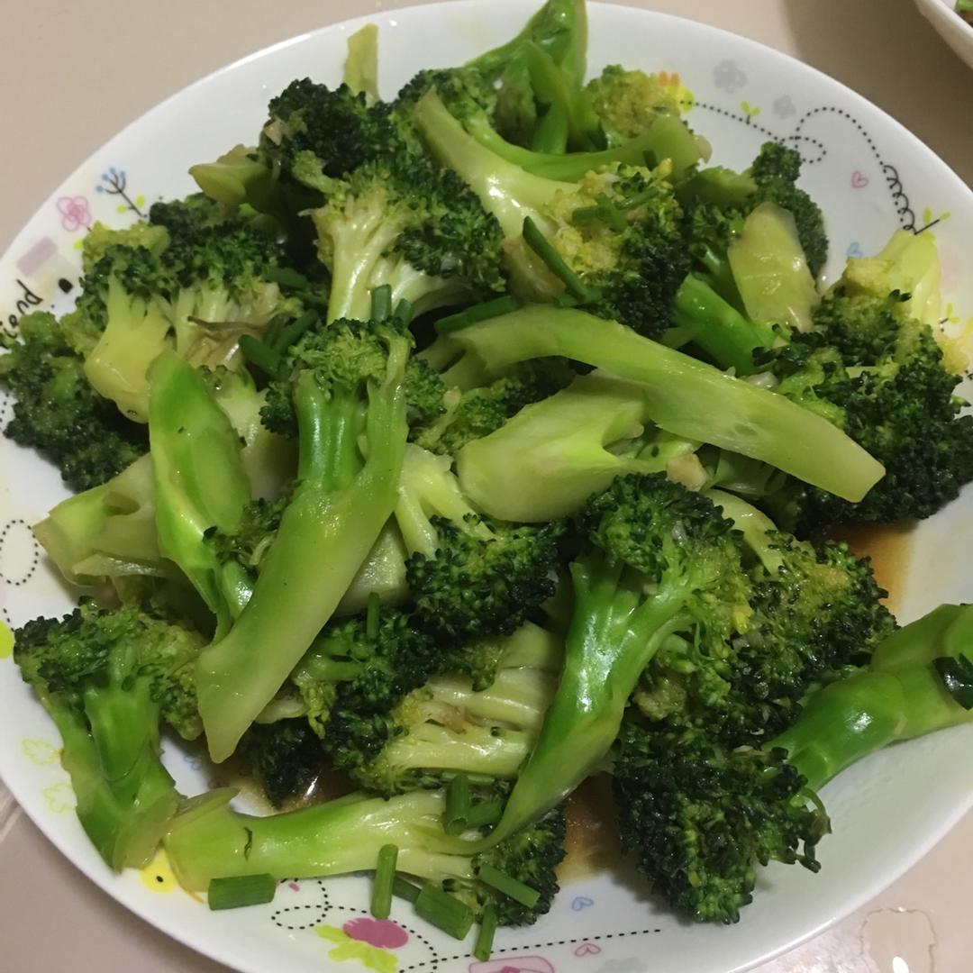 好吃到爆的耗油蒜蓉西兰花(从不修图，喜欢请关注)