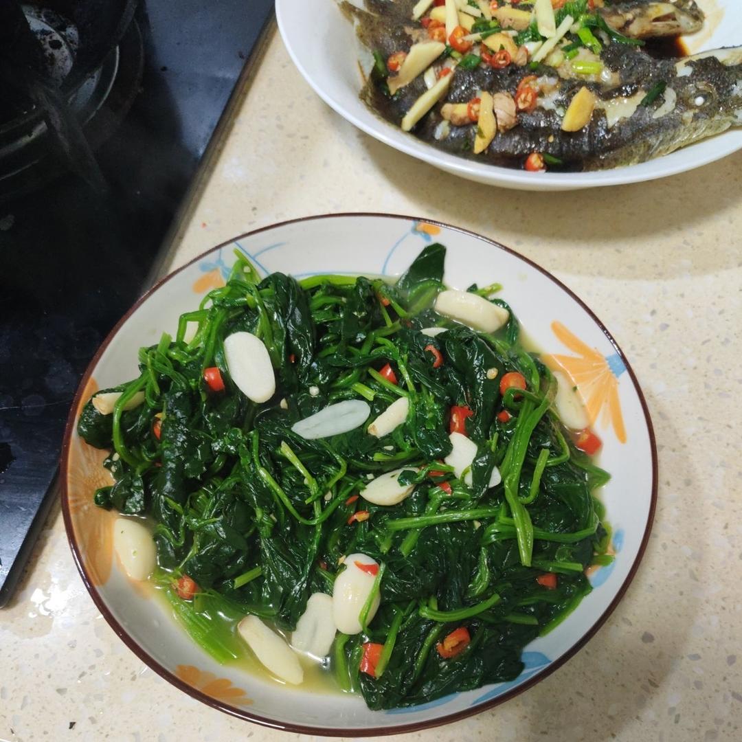 不涩口又嫩的清炒菠菜