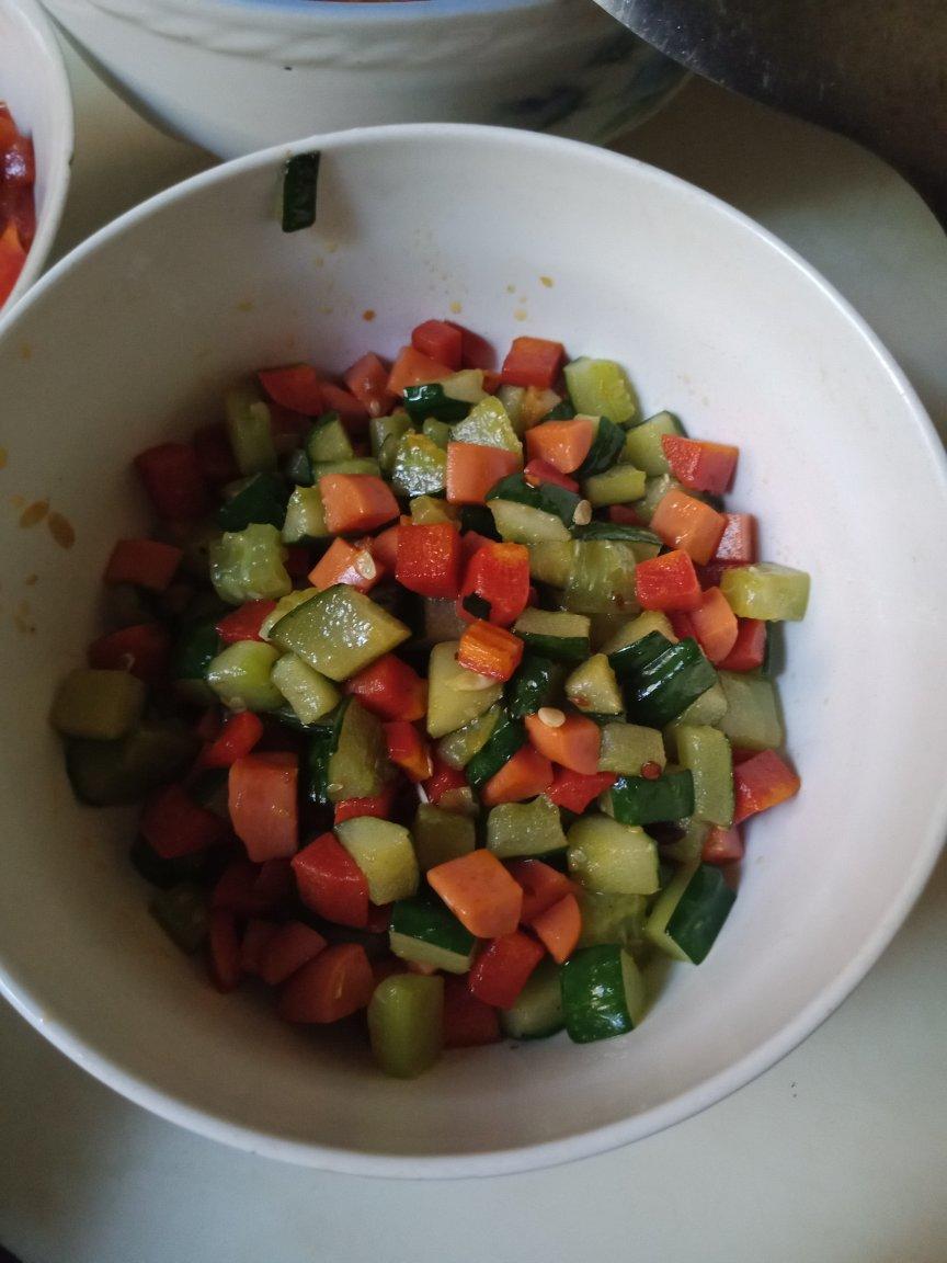 胡萝卜玉米炒黄瓜 三色丁看着就馋