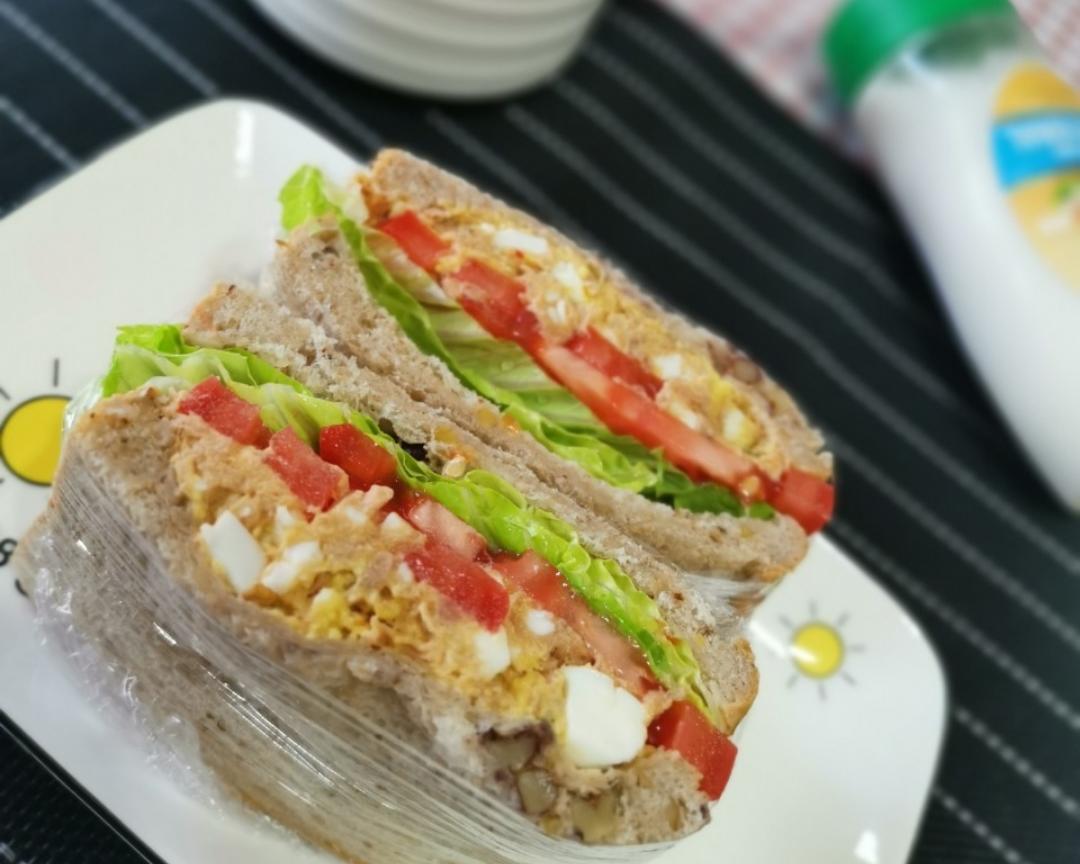 吐司夹天下之：金枪鱼鸡蛋三明治