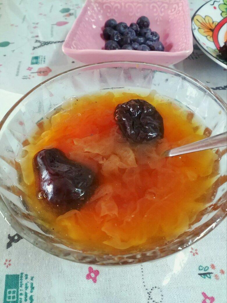 银耳红枣枸杞甜汤
