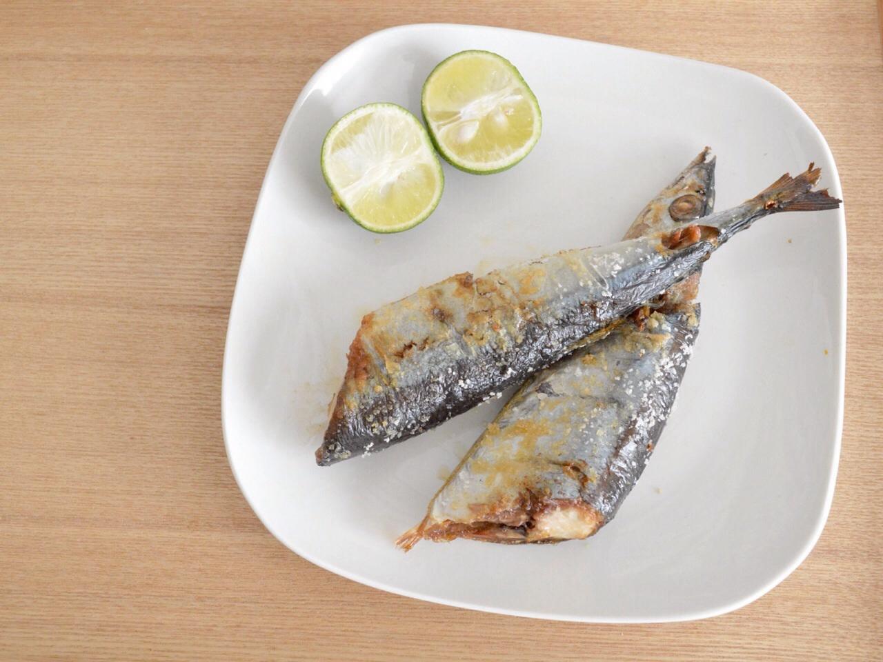 オーブン任せ簡単塩焼き秋刀魚／烤箱版盐烤秋刀鱼的做法