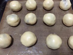 自制豆沙蛋黄酥的做法 步骤10