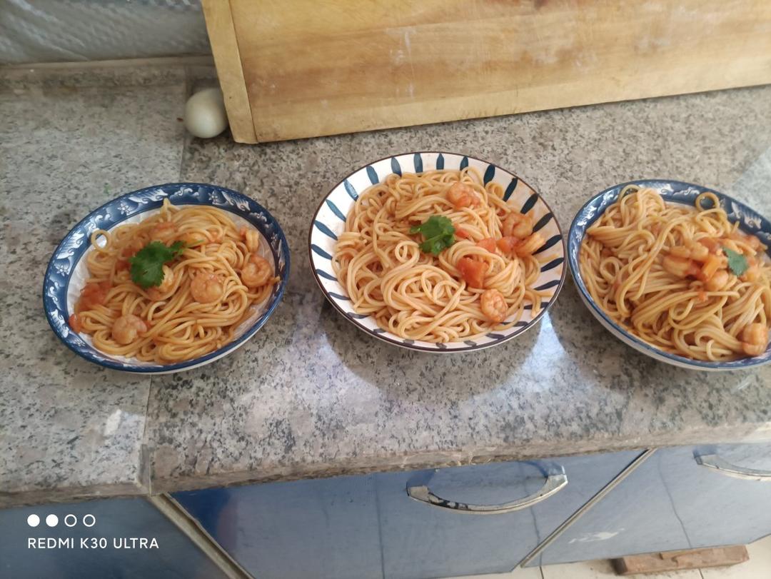 酱香味美，好吃到舔盘的虾仁番茄肉酱意面～