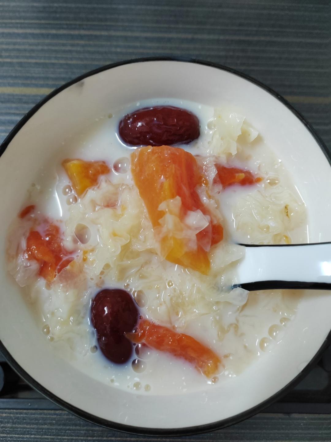 木瓜牛奶银耳羹
