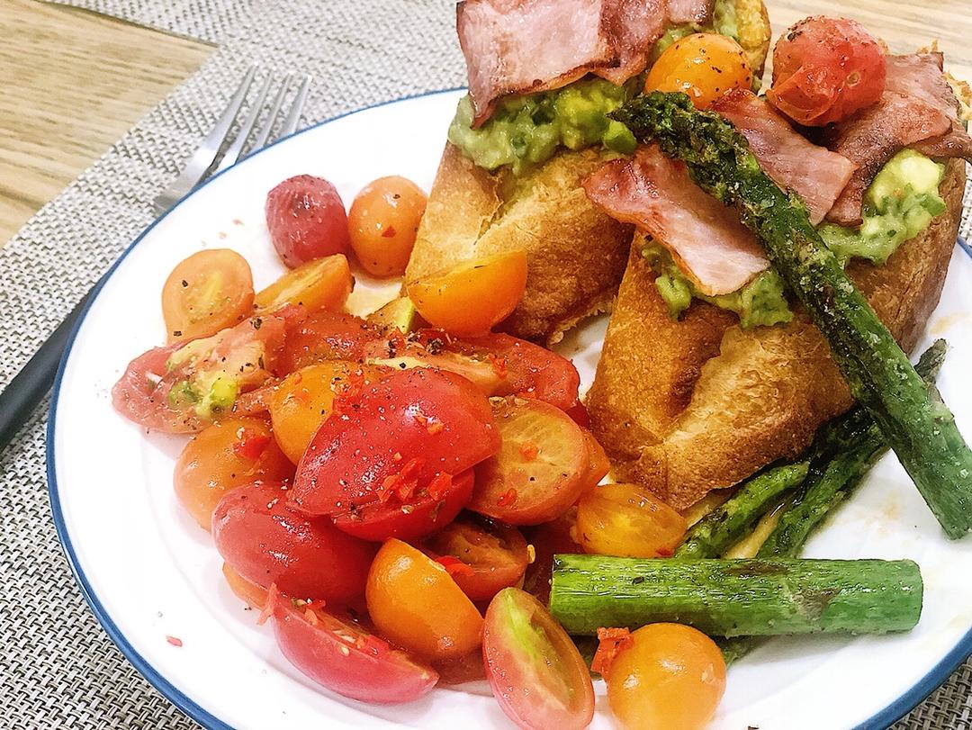 风味鳄梨酱配面包