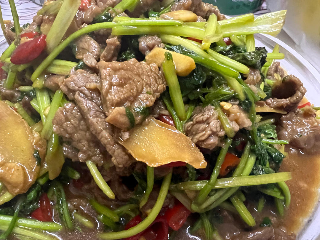 香菜炒牛肉，香辣下饭，爱吃香菜的朋友看过来，拌饭绝了