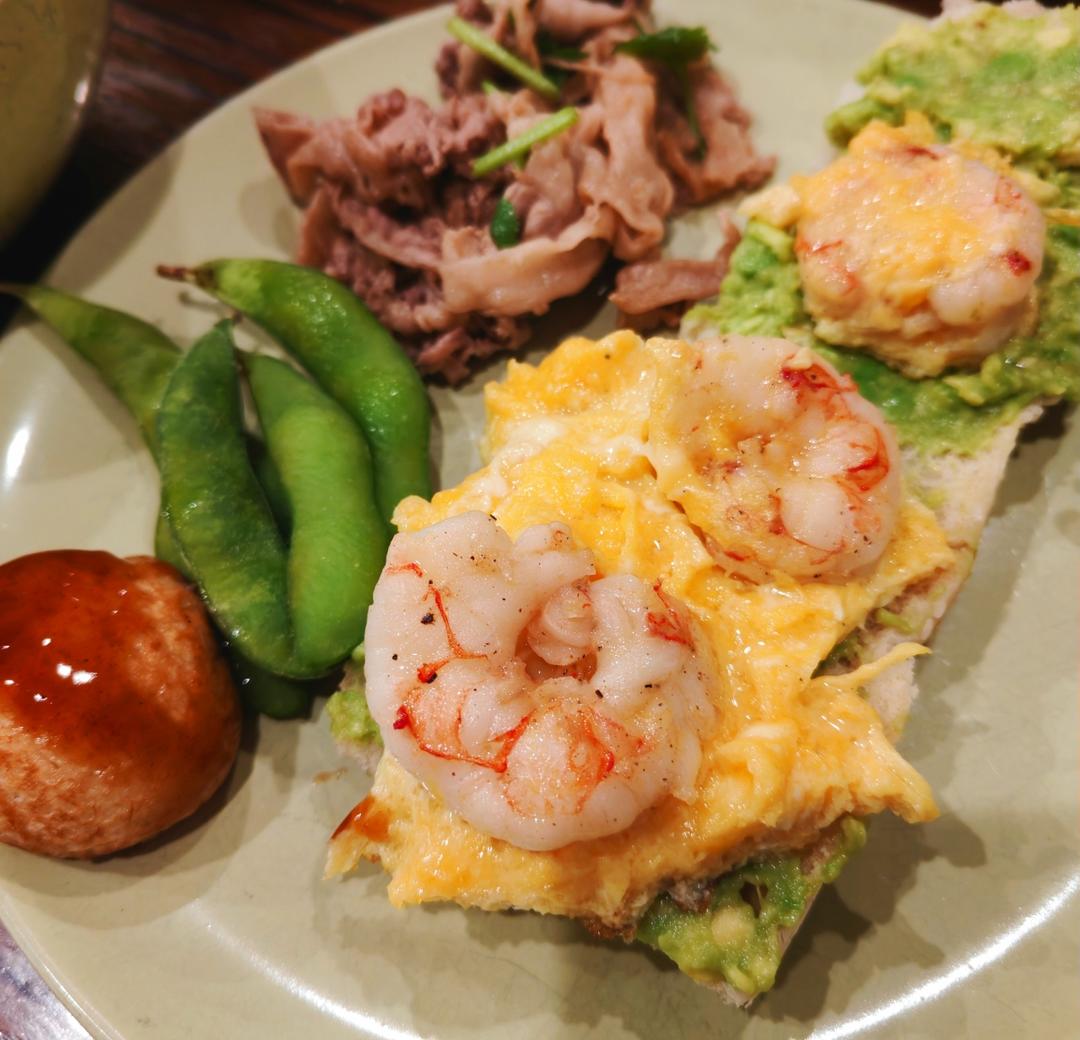 牛油果大虾鸡蛋三明治