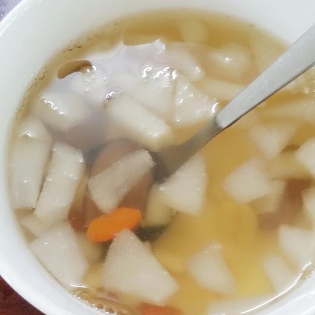 冰糖雪梨红枣枸杞汤