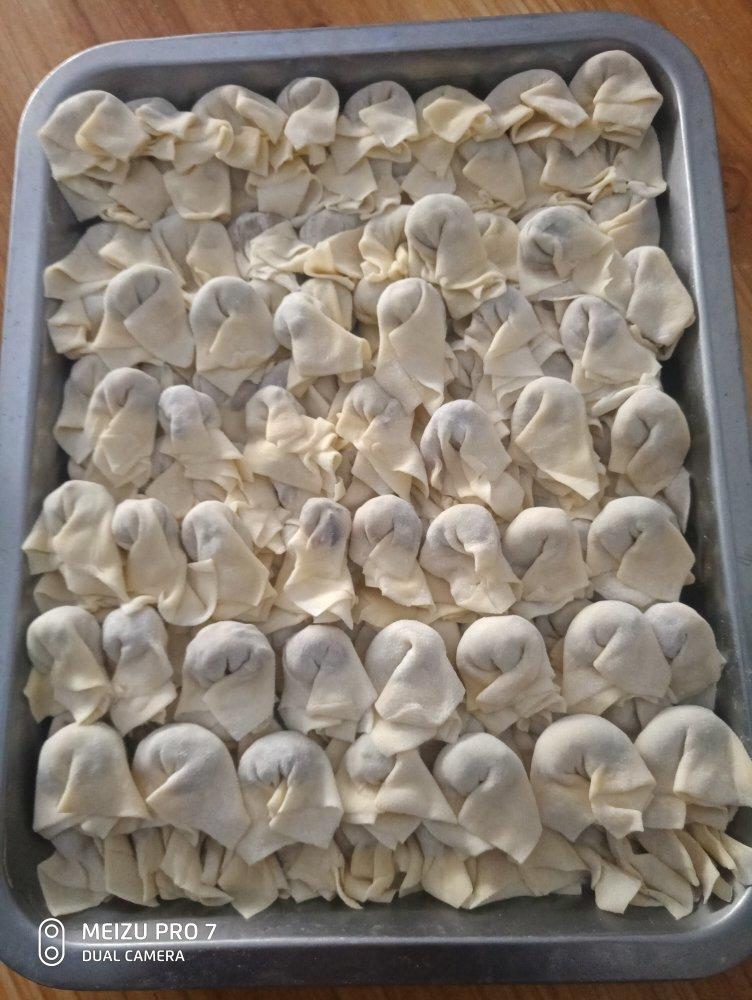 薄如蝉翼的手擀馄饨皮