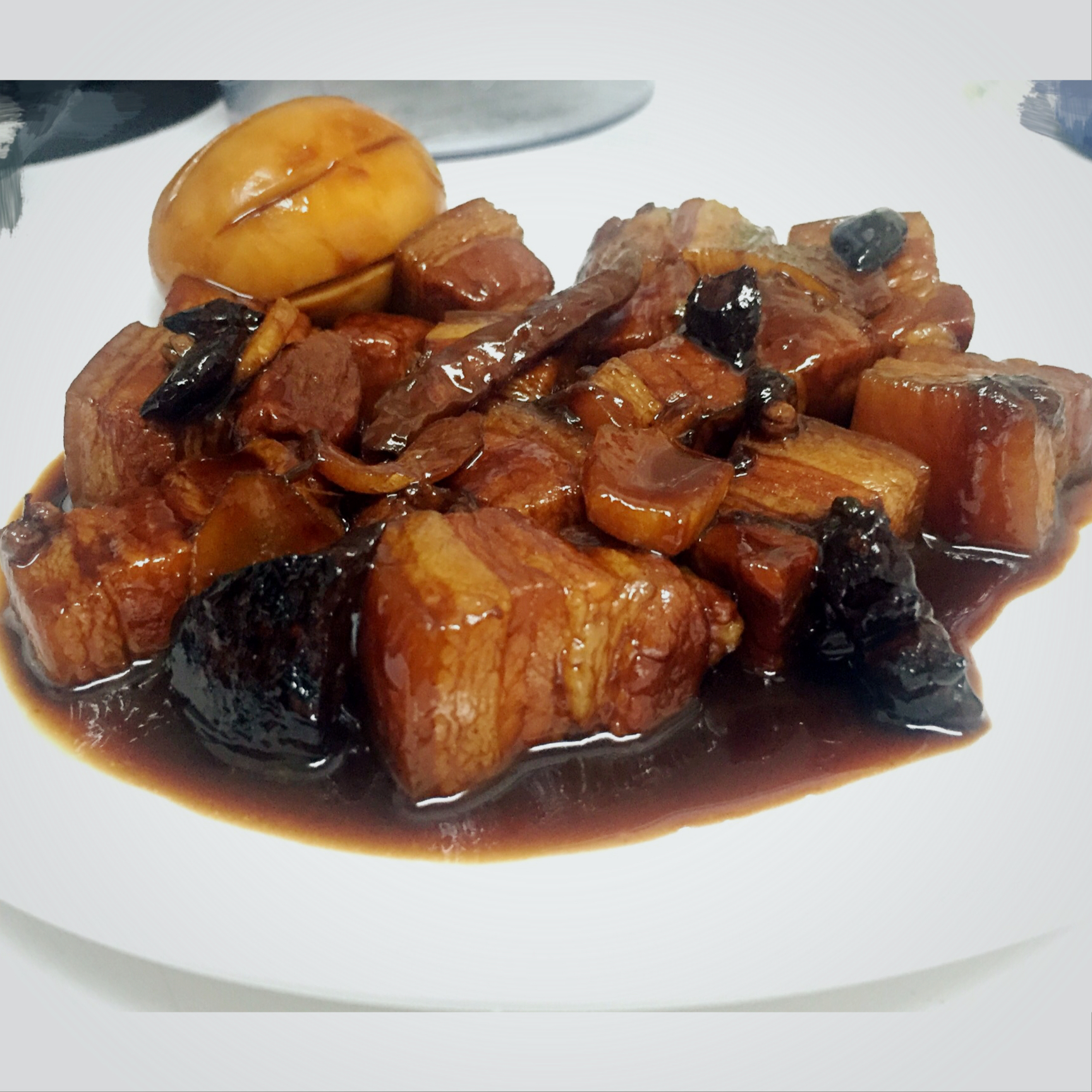 吃着碗里望着锅里的红烧肉