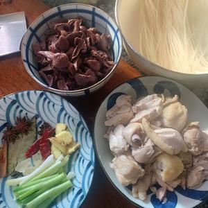 东北菜|鸡肉蘑菇炖粉条的做法 步骤9