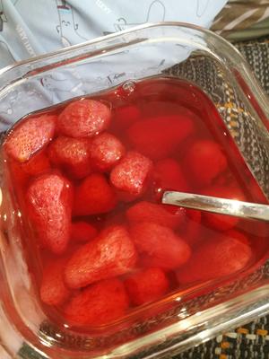 酸甜草莓汤及网红冻草莓的做法 步骤3