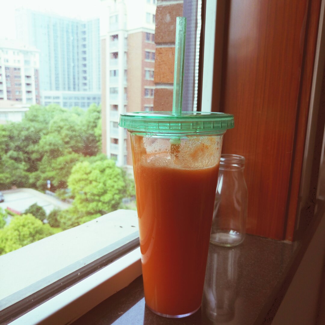 减肥果汁：番茄苹果胡萝卜汁