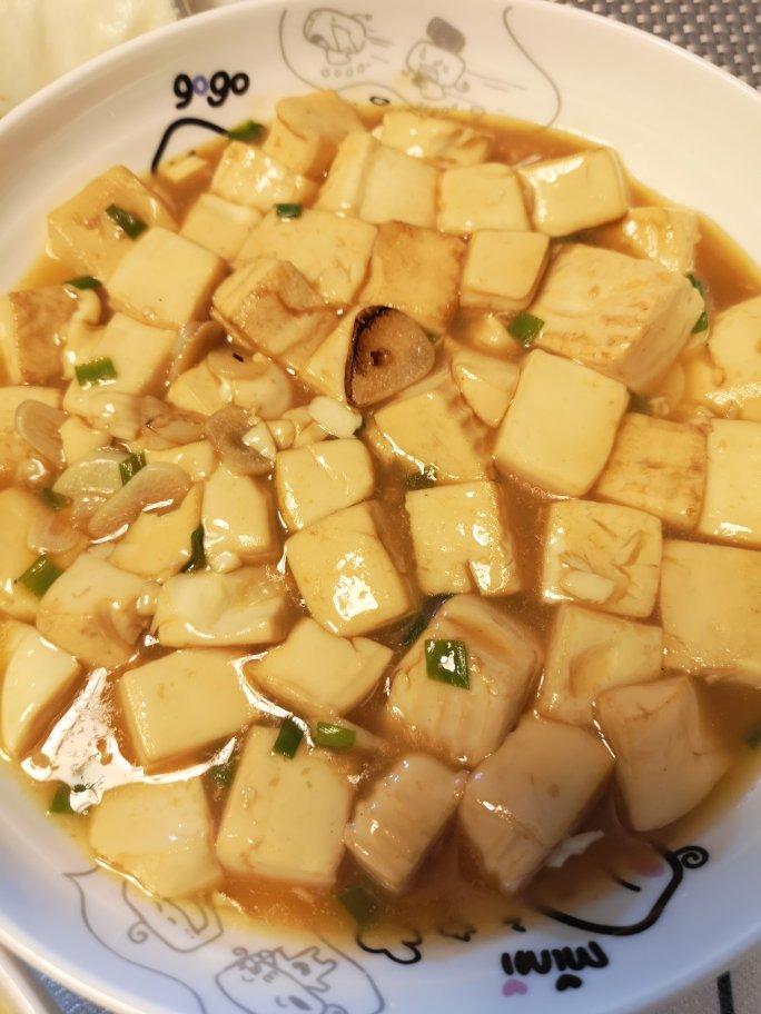 不放肉也超下饭的葱焖豆腐
