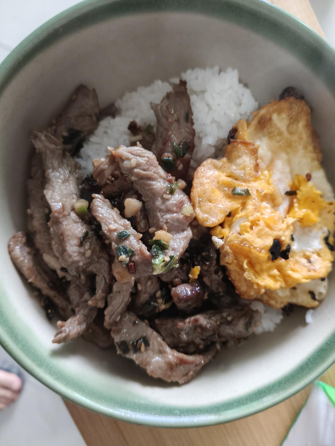 ✅挑战365天晚餐不重样第129天:盐葱牛肉饭‼️