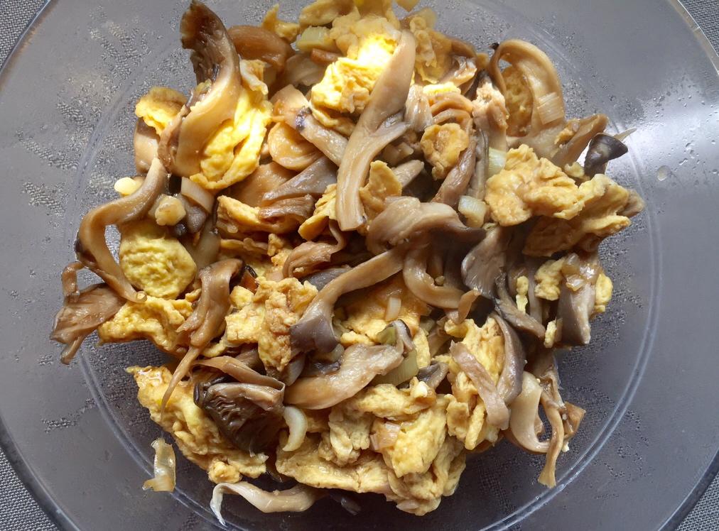 蘑菇炒鸡蛋 家常菜 简单好吃快手菜