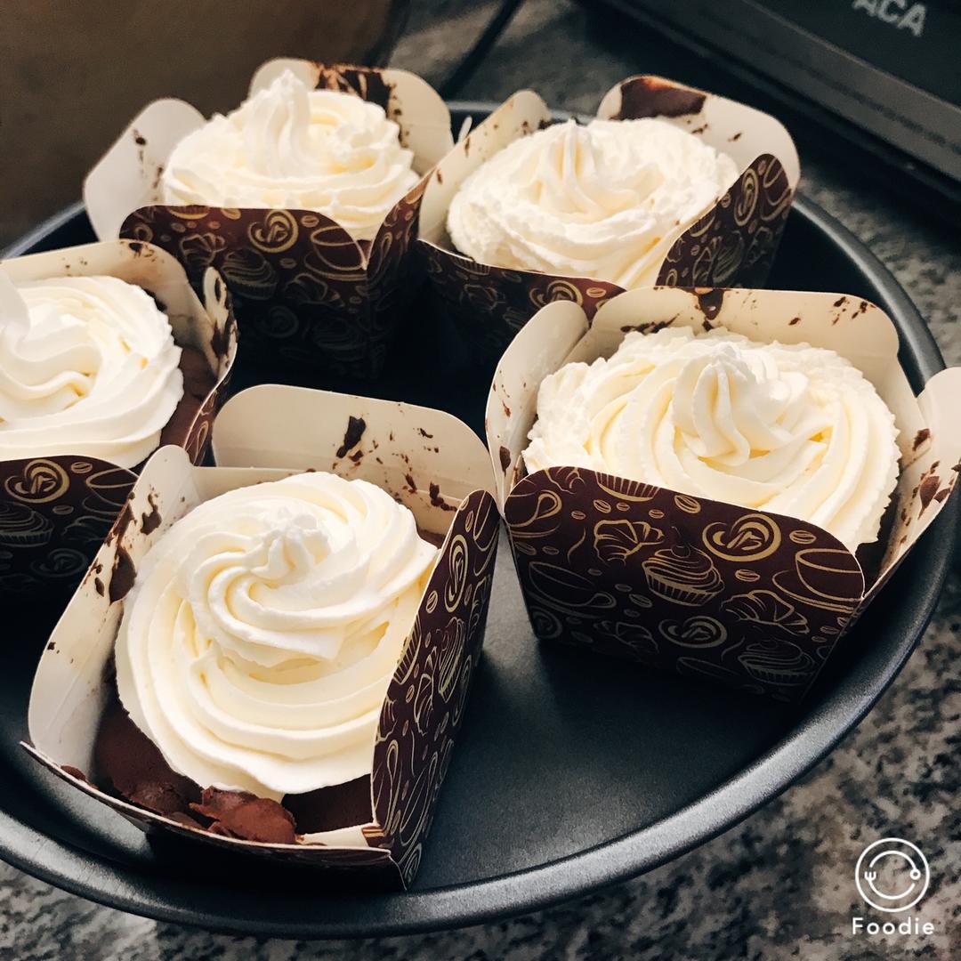 古典巧克力cupcake配马斯卡彭奶油霜
