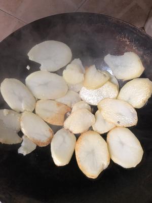 干锅土豆片的做法 步骤2