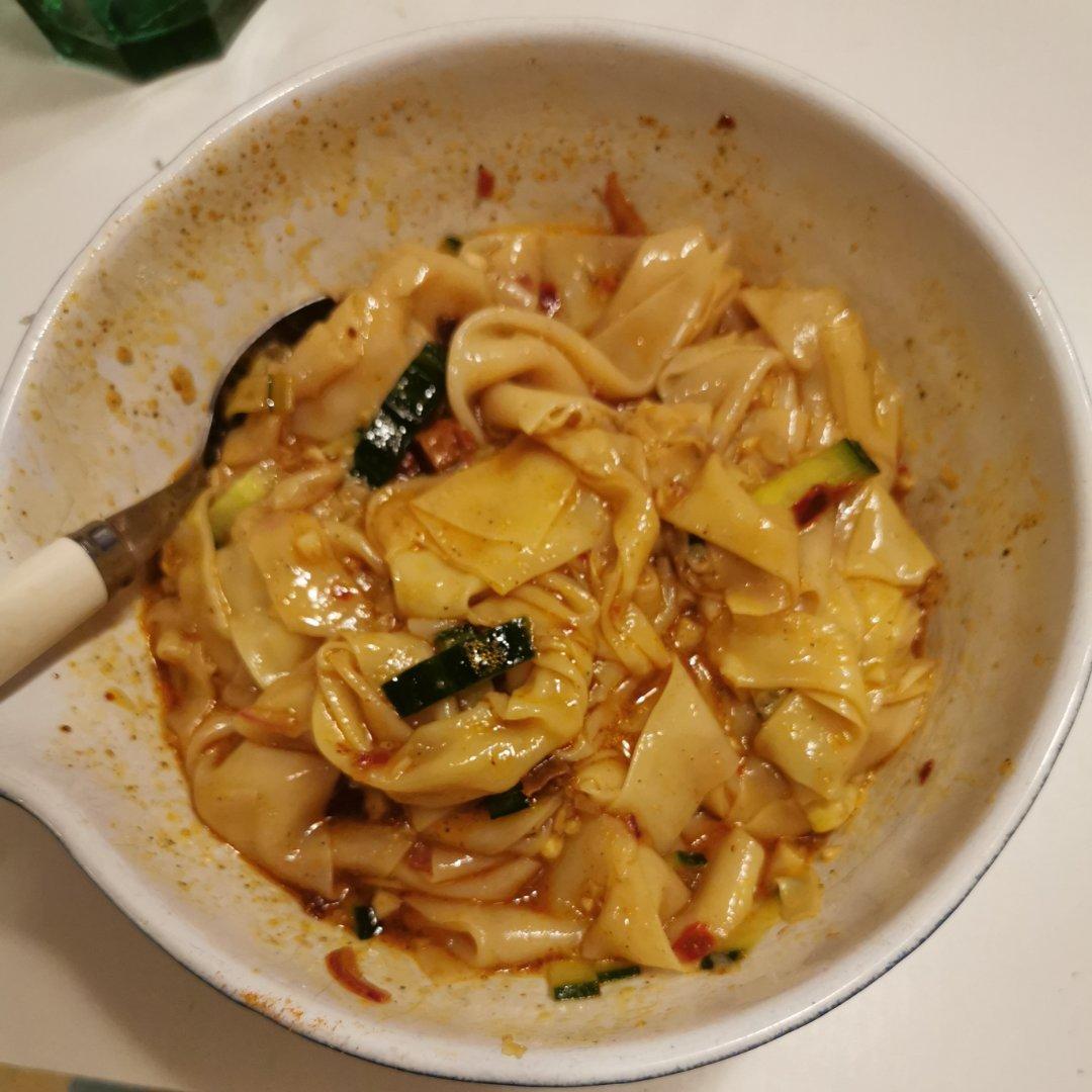 饺子皮新吃法之——油泼面❗一分钟就熟，味道相当正宗❗