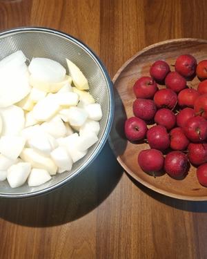 为了一盘粉萝卜，煮了一罐山楂苹果梨罐头的做法 步骤1