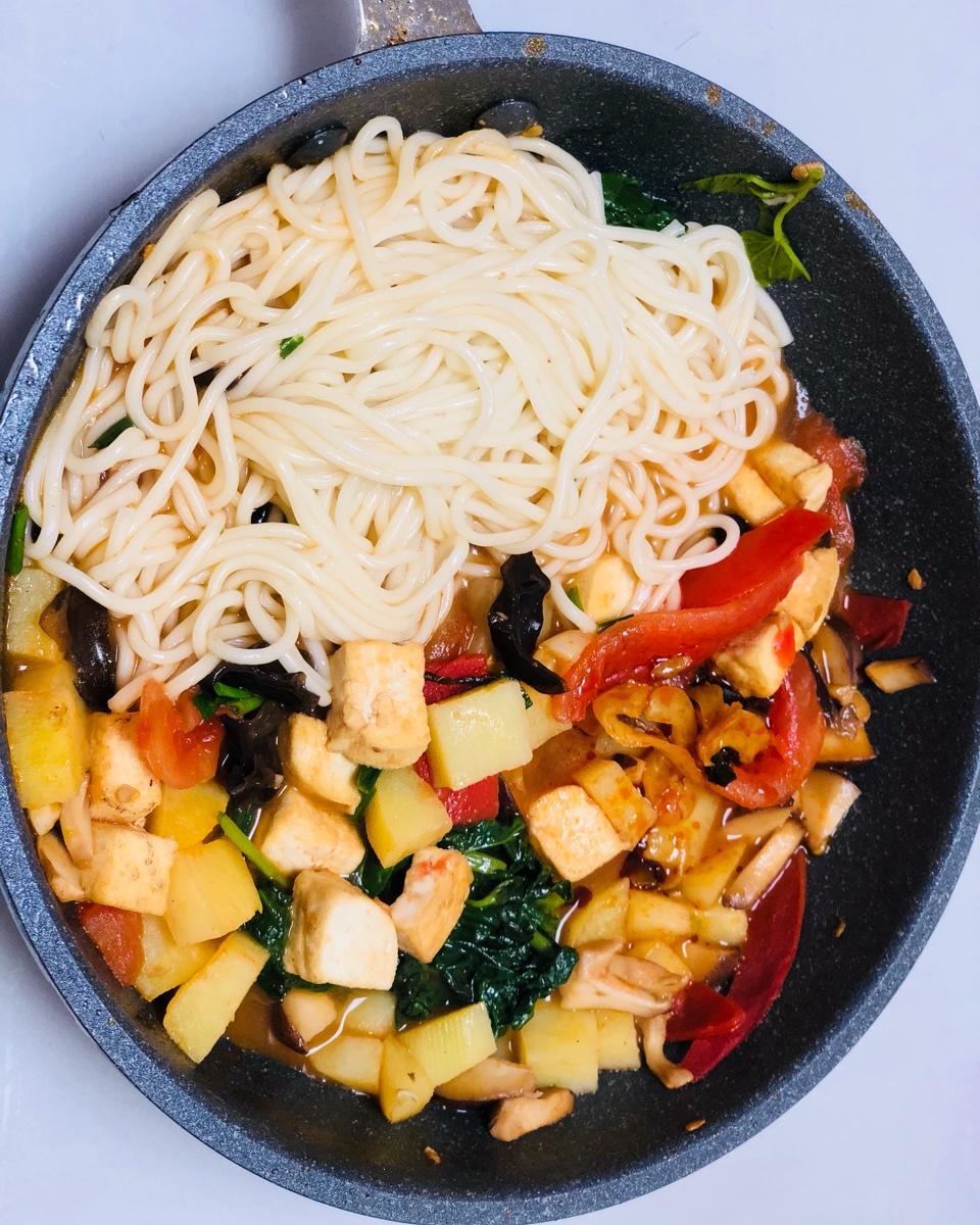 美彤哇哈哈做的酸酸辣辣素臊子面