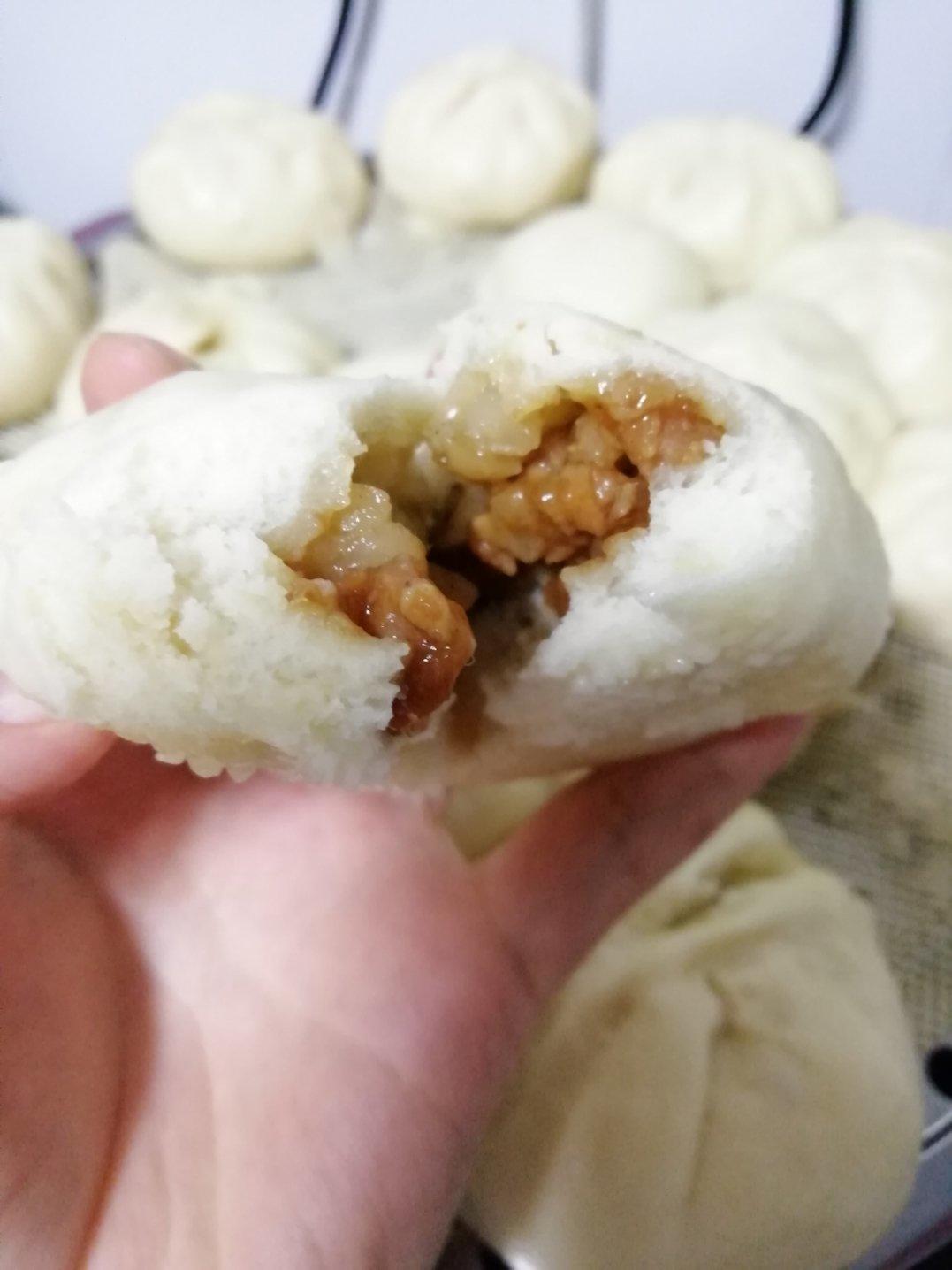 云朵般松软爆浆蜜汁叉烧包