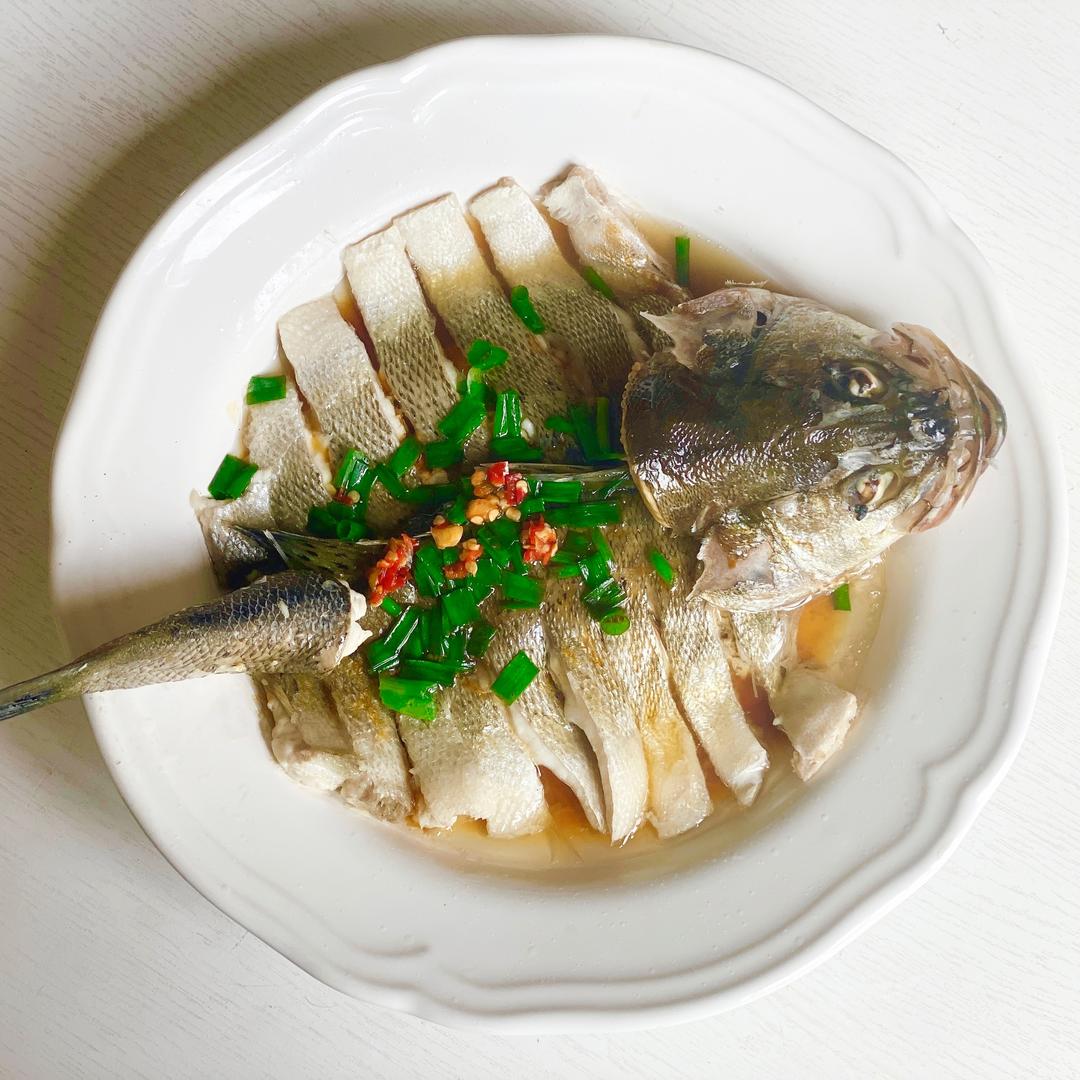 【家常菜】葱油海鲈鱼年年有鱼过年必备的做法