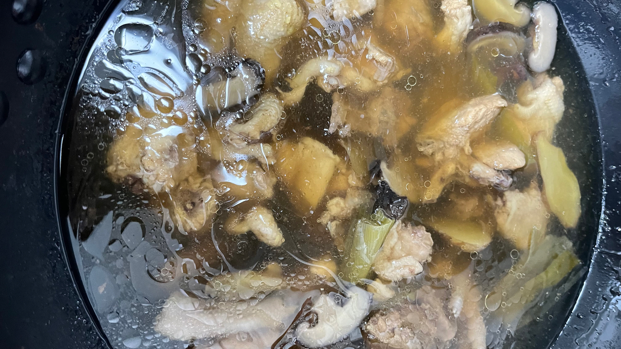 奶奶教的鲜香肥美香菇炖鸡汤