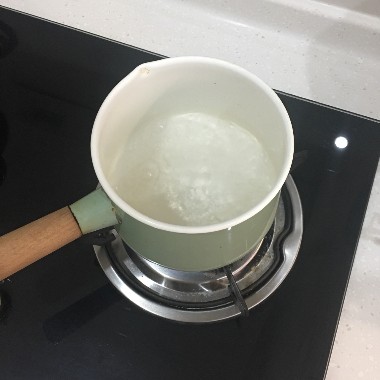 超快手锅煮奶茶的做法 步骤1